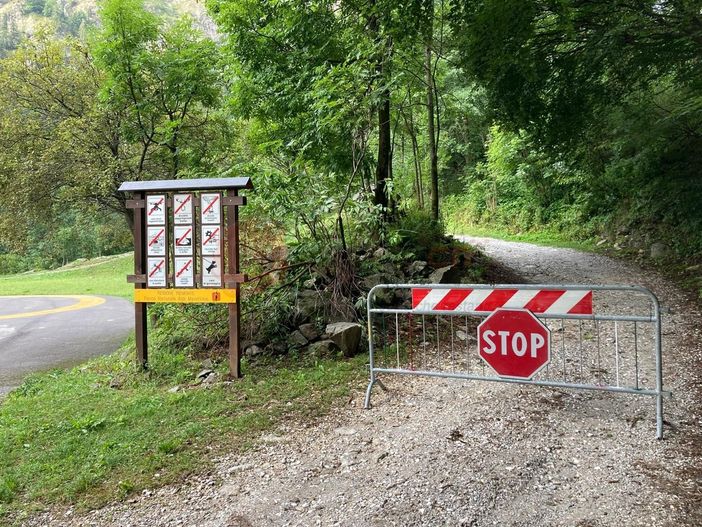 Strada chiusa verso il Valasco Strada chiusa verso il Valasco