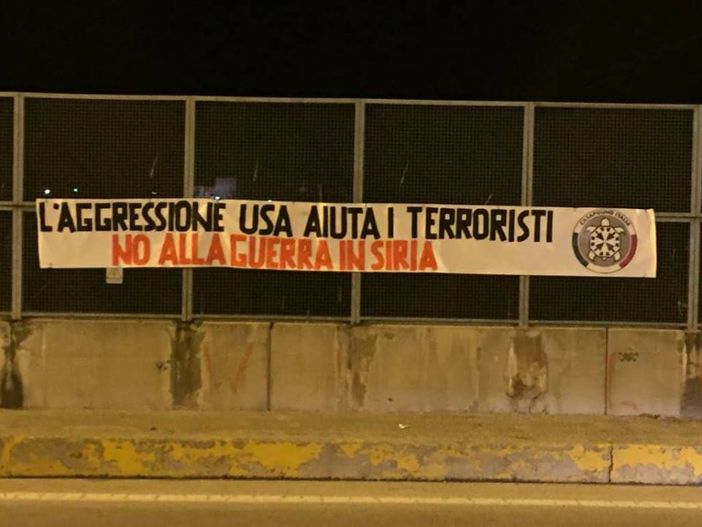 Uno striscione contro la guerra in Siria all'ingresso del viadotto Soleri