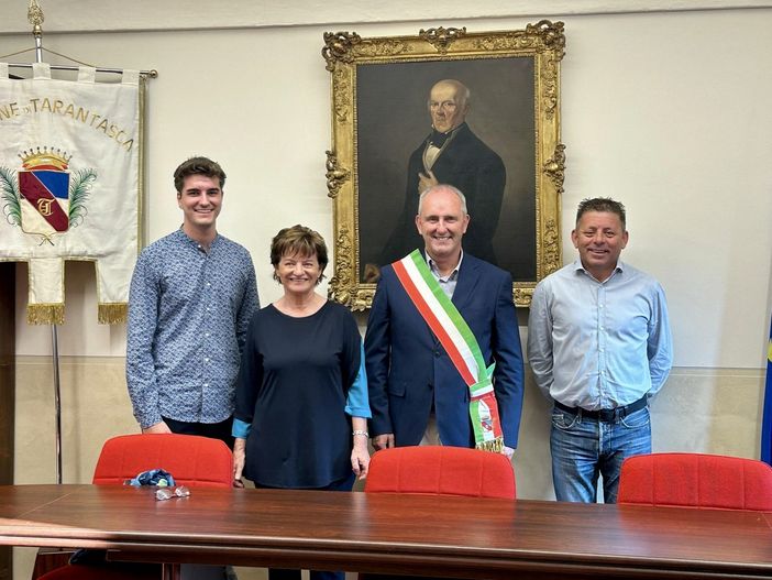 Il sindaco Giancarlo Armando con la vice Bruna Giordano, l'assessore Dario Busso, e il giovane Manuel Cesana capogruppo di maggioranza