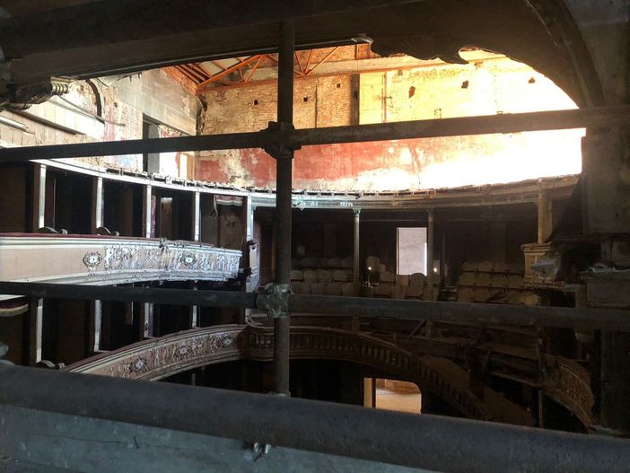 L'interno del teatro in una delle immagini diffuse dal Comune L'interno del teatro in una delle immagini diffuse dal Comune