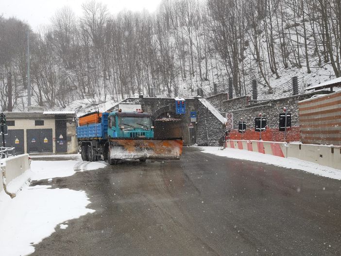 Cinque centimetri di neve al Tenda, in funzione mezzi spazzaneve