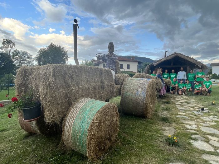 Chiusa di Pesio: gli agricoltori presentano l'installazione con le balle di fieno