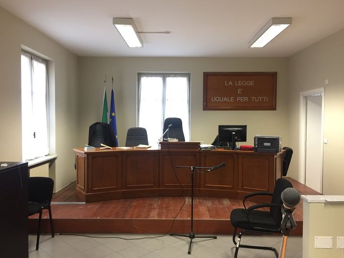 In auto avevano ricetrasmittenti, bombolette, guanti e cacciaviti: padre, figlio e cognato condannati dal tribunale di Cuneo