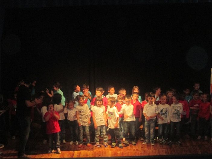 Un simpatico tuffo nella scuola del passato sul palcoscenico del cinema teatro Iris a Dronero