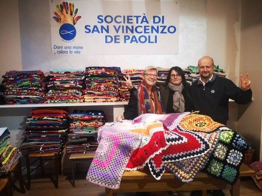 Continua a piovere, di nuovo rimandato il mosaico di coperte in piazza Galimberti a Cuneo Continua a piovere, di nuovo rimandato il mosaico di coperte in piazza Galimberti a Cuneo