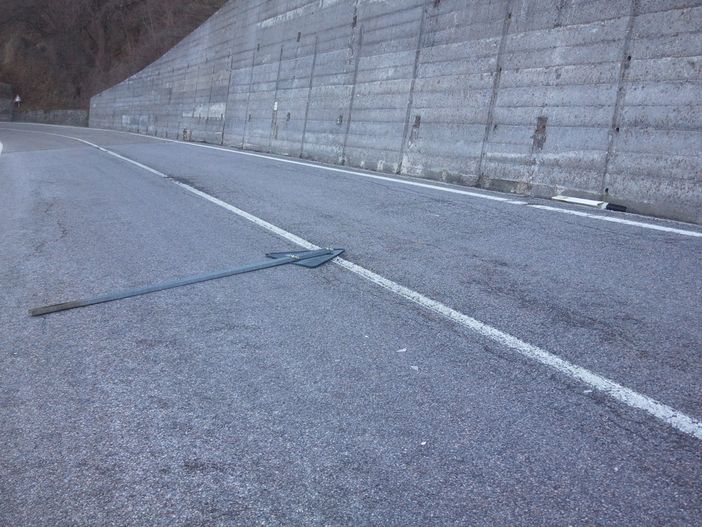 Un'immagine di un cartello messo di traverso sulla strada provinciale
