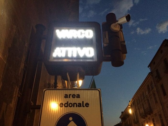 Il varco all'ingresso di via Roma da piazza Torino Il varco all'ingresso di via Roma da piazza Torino