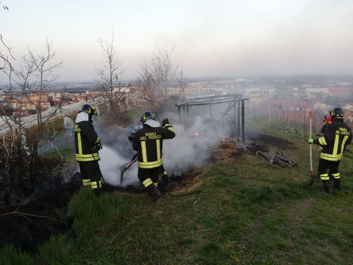 Verzuolo, fiamme in un capanno degli attrezzi: sul posto i vigili del fuoco