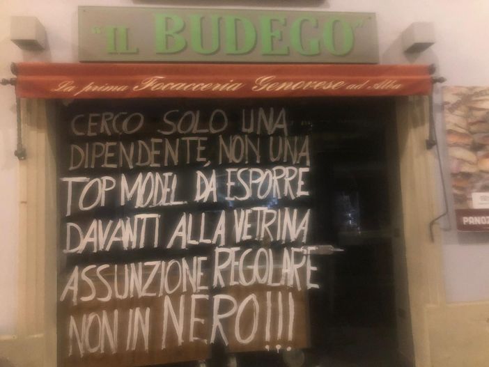 Non solo una provocazione: il Budego di Alba non trova personale e lo scrive in vetrina