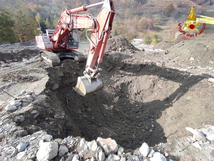 Auto sepolte da 4 metri di fango e detriti: vigili del fuoco al lavoro a Limone Piemonte (FOTO E VIDEO) Auto sepolte da 4 metri di fango e detriti: vigili del fuoco al lavoro a Limone Piemonte (FOTO E VIDEO)