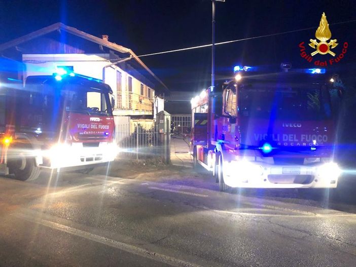 Esce di strada nella notte con l'auto a Sinio: illeso