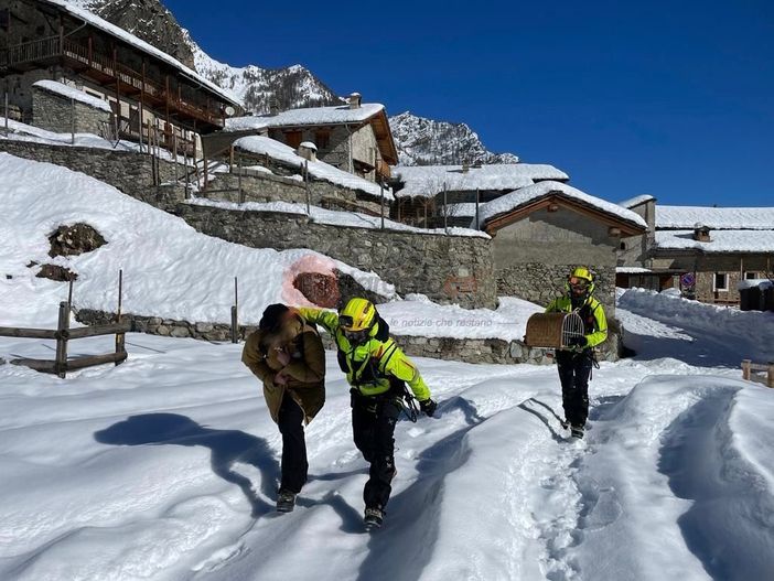 Vigili del fuoco "salvano" l'unico residente di Preit, borgata isolata da una valanga