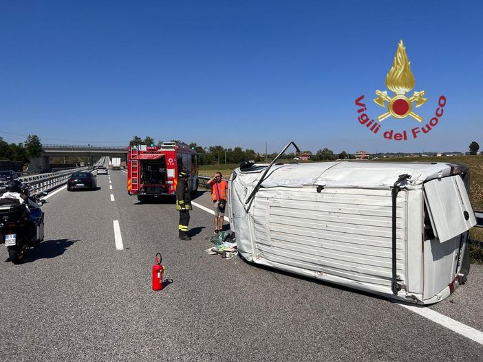Furgone carico di abiti si ribalta sulla A6 prima di Fossano Furgone carico di abiti si ribalta sulla A6 prima di Fossano