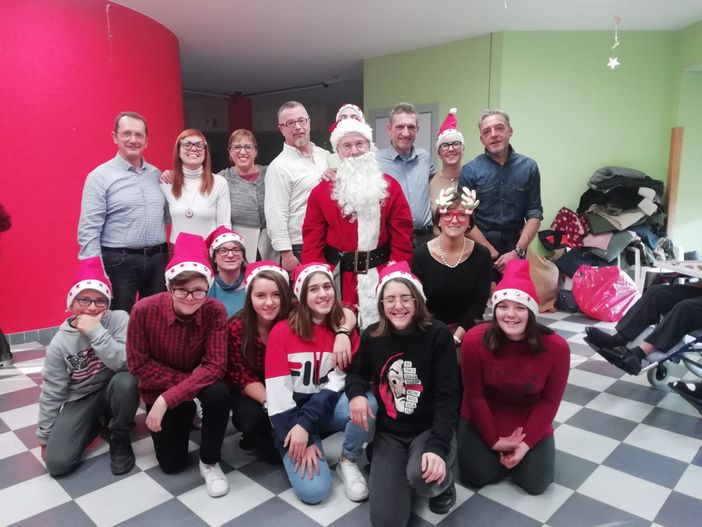 Il Comitato di quartiere Oltreferrovia con i ragazzi dell'Istituto Salesiano in visita agli ospiti della casa Cottolengo di Bra