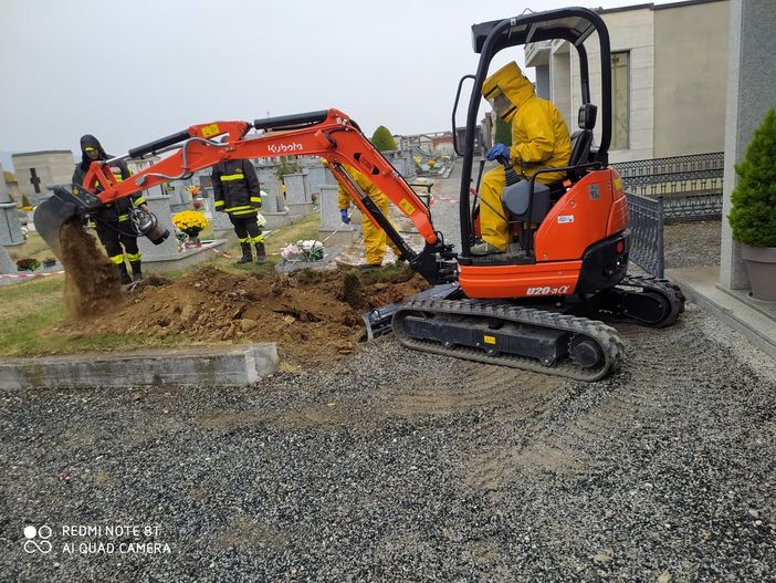 Cimitero di Dronero: scoperto un grande favo di vespe