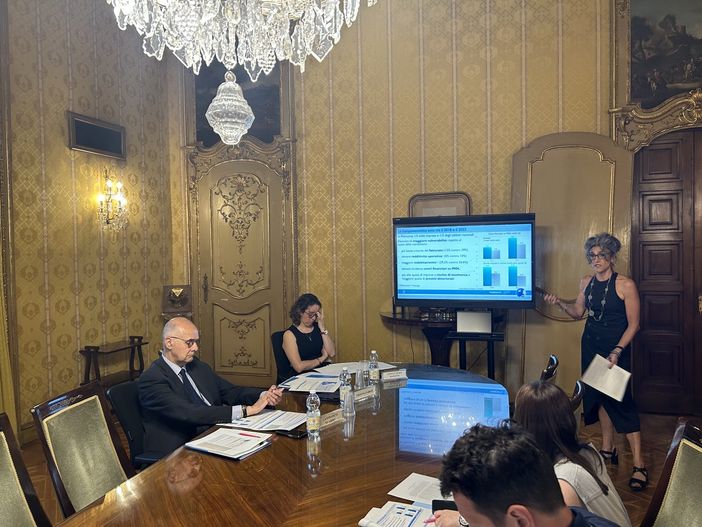 Anziani, poco istruiti e poco digitali: perché il Piemonte fatica ad accelerare Anziani, poco istruiti e poco digitali: perché il Piemonte fatica ad accelerare