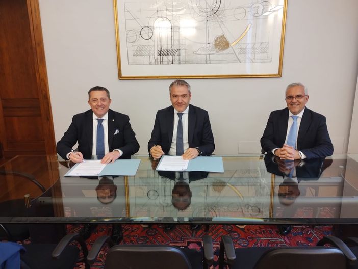 In foto Luca Chiapella, presidente di Confcommercio - Imprese per l’Italia - provincia di Cuneo; Andrea Perusin, direttore Regionale Piemonte Sud e Liguria Intesa Sanpaolo; Marco Manfrinato, direttore di Confcommercio Cuneo