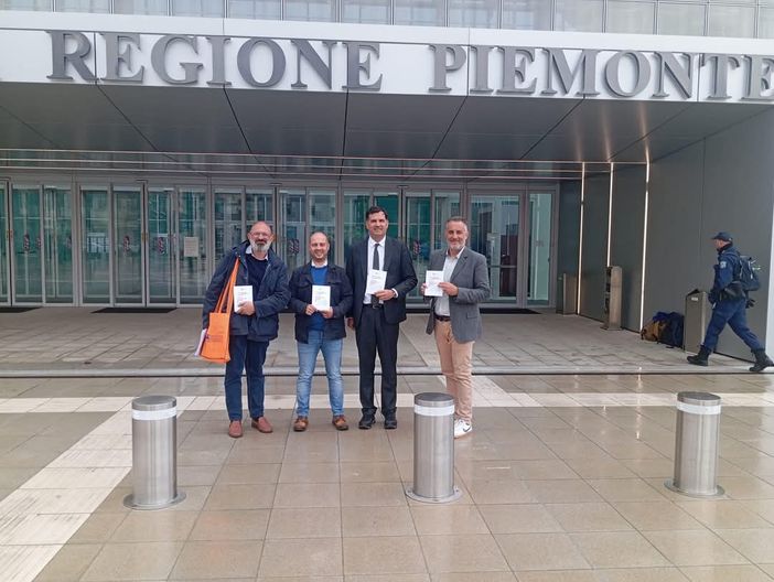 Da sinistra: l'assessore di Ceva a Manifestazioni e Grandi eventi, Turismo e Musei Luca Prato, il sindaco di Ceva Fabio Mottinelli, il consigliere regionale Claudio Sacchetto e Stefano Isaia, sindaco di Monterosso Grana nonché membro dello staff del consigliere Sacchetto Da sinistra: l'assessore di Ceva a Manifestazioni e Grandi eventi, Turismo e Musei Luca Prato, il sindaco di Ceva Fabio Mottinelli, il consigliere regionale Claudio Sacchetto e Stefano Isaia, sindaco di Monterosso Grana nonché membro dello staff del consigliere Sacchetto