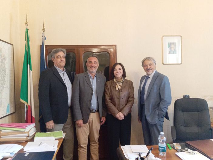 Il momento della consegna dell'istanza da parte del sindaco Isaia