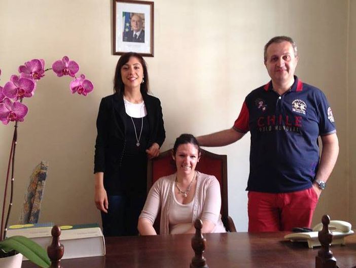 La dottoressa Eva Brondino, al centro, il giorno del suo "insediamento", con l'assessore Eva Grande ed il vicesindaco Silvo Ferrato