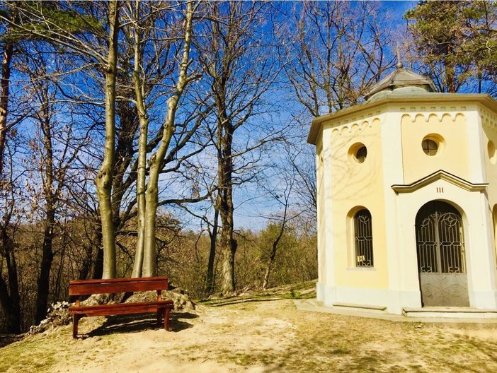 Il sacro monte dei Piloni di Montà si abbellisce con nuove panchine per i visitatori