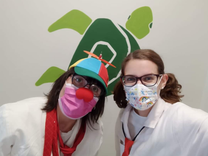 La dottoressa Frudi (Nadia), con la dottoressa Campanellino (Irene) alla prima uscita dopo il lockdown all’ospedale Santissima Annunziata di Savigliano