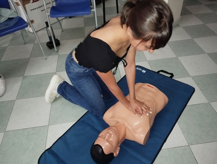 Primo soccorso e defibrillatore, corso per 53 studenti di quinta dell’Ancina di Fossano Primo soccorso e defibrillatore, corso per 53 studenti di quinta dell’Ancina di Fossano
