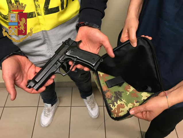 Ruba una moto e cerca di venderla online, minorenne, anche in possesso di una pistola, scoperto grazie all'intervento della Polstrada di Bra Ruba una moto e cerca di venderla online, minorenne, anche in possesso di una pistola, scoperto grazie all'intervento della Polstrada di Bra