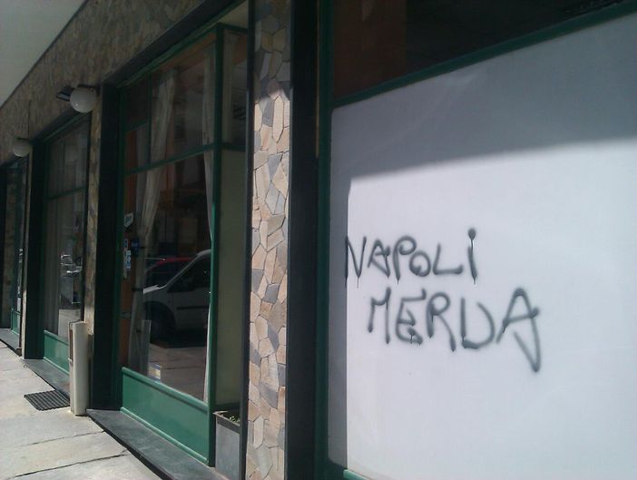 La scritta ingiuriosa sulla vetrina della Pizzeria di Nello Fierro La scritta ingiuriosa sulla vetrina della Pizzeria di Nello Fierro