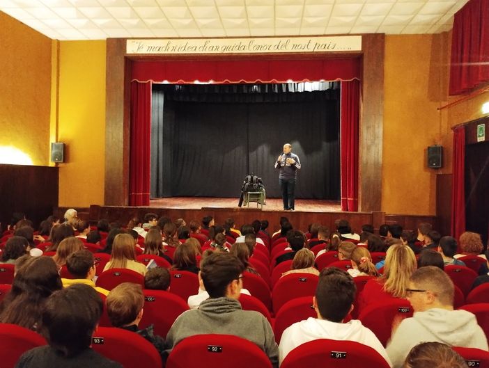 Grande successo per la diciassettesima edizione di “Scrittori a scuola” Grande successo per la diciassettesima edizione di “Scrittori a scuola”