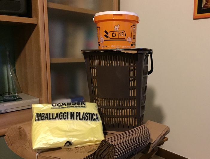 Il kit che verrà distribuito per la raccolta differenziata (Foto Gisella Divino).