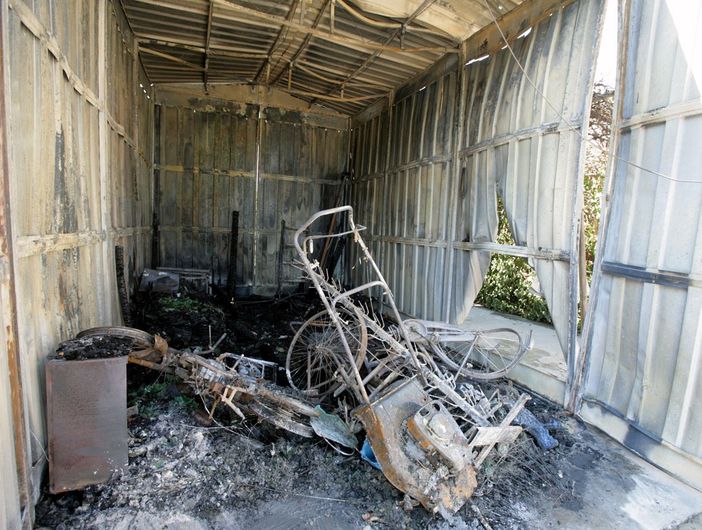 Il garage incendiato