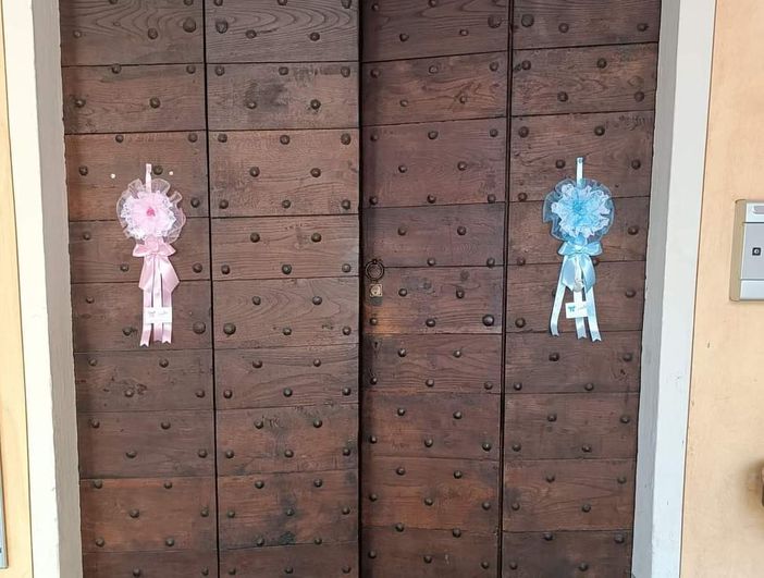 Piasco, un fiocco rosa o azzurro sul portone del municipio in occasione di ogni nascita in paese