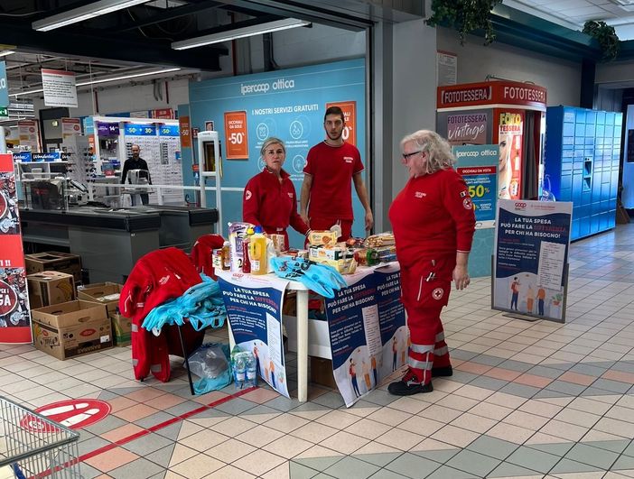 Il punto di raccolta della Croce Rossa all'Ipercoop di Cuneo Il punto di raccolta della Croce Rossa all'Ipercoop di Cuneo