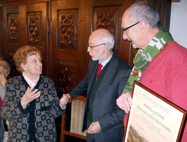 La maestra Gilda Allemandi con il sindaco Gianfranco Ellena e con Giovanni Segre