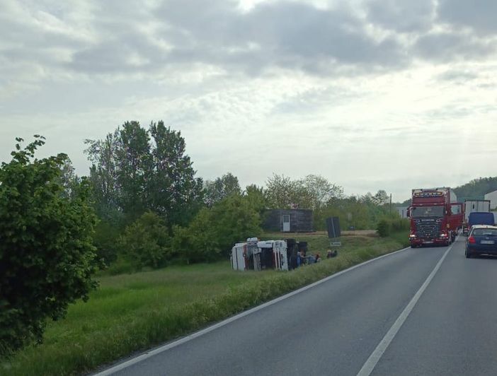 Mezzo pesante si ribalta a Verduno, sulla provinciale verso Pollenzo: ferito l'autista