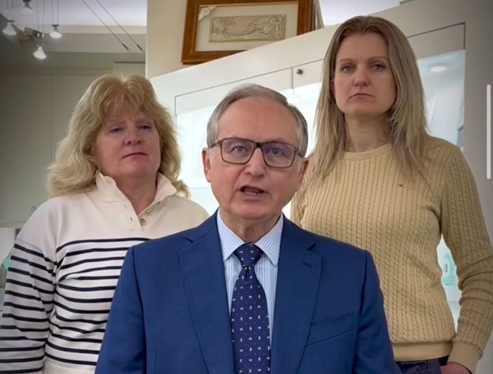 Mario Roggero con la moglie Mariangela e una delle figlia durante uno dei suoi recenti appelli via social Mario Roggero con la moglie Mariangela e una delle figlia durante uno dei suoi recenti appelli via social