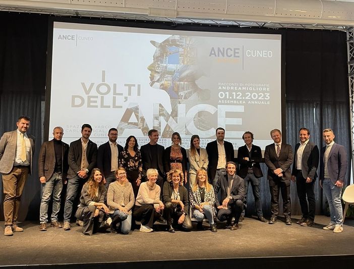 I membri del Gruppo Giovani Imprenditori Edili di Ance Cuneo col presidente del Gruppo Giovani Imprenditori di Confindustria Cuneo Matteo Rossi Sebaste e il direttore generale degli Industriali cuneesi Giuliana Cirio (foto Andrea Migliore).