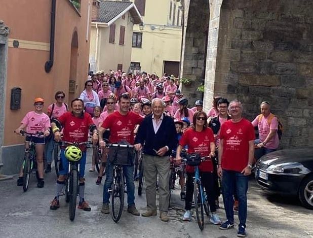 Alcuni partecipanti a "Mangiando e pedalando" di Dronero