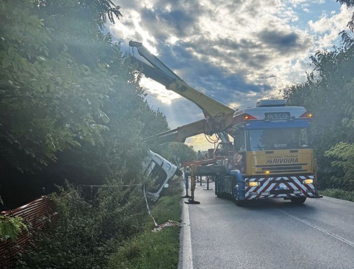 Le operazioni di recupero hanno coinvolto tra autogru Le operazioni di recupero hanno coinvolto tra autogru