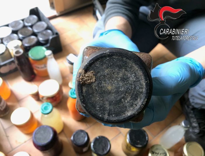 La merce rinvenuta e sequestrata sulla bancarella a Lagnasco