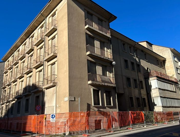 Sono trascorsi 41 anni dalla chiusura del Policlinico e l'edificio continua a versare in situazione di degrado, nonostante promesse (mai mantenute) e variazioni di destinazione d'uso