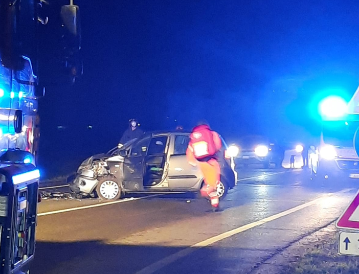 Frontale lungo la Sp7 a Roddi. Due feriti alle cure del 118 [FOTO]