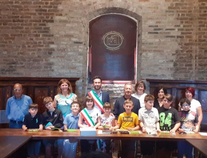 Irene Carbone con i compagni durante l'investitura nel Salone delle Maschere al castello di Grinzane Cavour