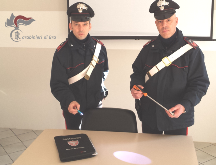 Bra, usa lo scolo delle grondaie come pertica per svaligiare un appartamento: arrestato