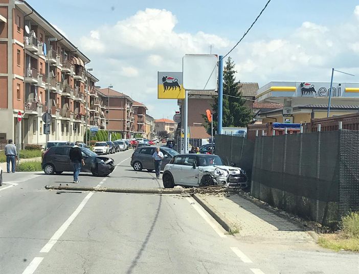 Due immagini dell'incidente appena occorso in via Piumati a Bra Due immagini dell'incidente appena occorso in via Piumati a Bra
