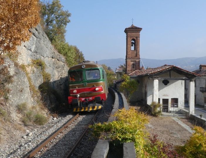Un passaggio del treno storico in Alta Val Tanaro