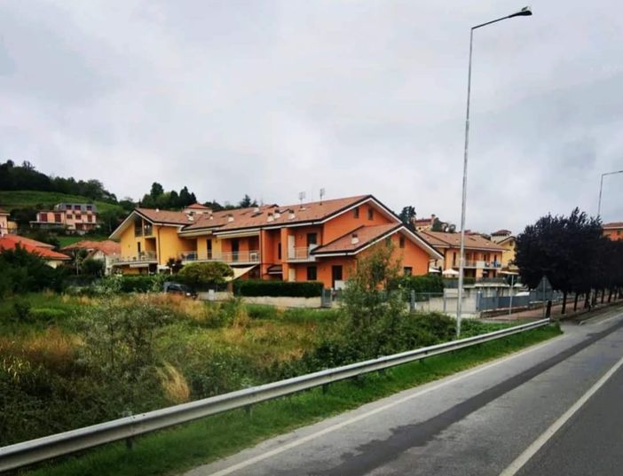 Il tratto sulla strada provinciale per Cuneo dove sorgerà il nuovo marciapiede Il tratto sulla strada provinciale per Cuneo dove sorgerà il nuovo marciapiede