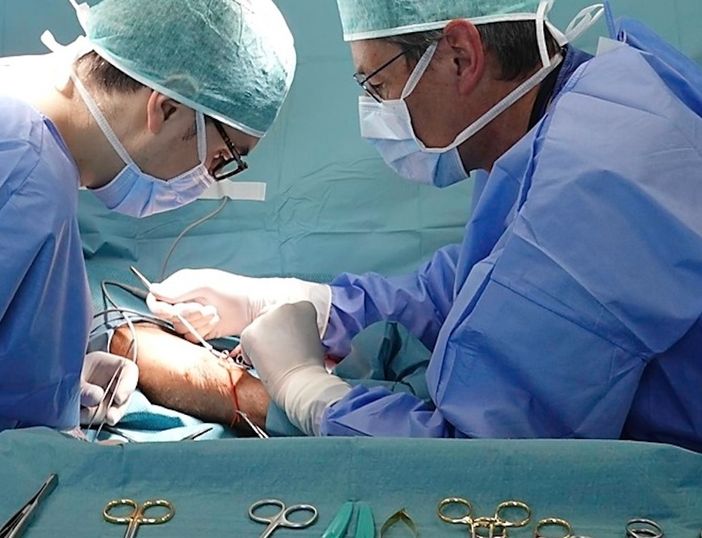 Le fasi di un intervento per fistola arterovenosa per emodialisi Le fasi di un intervento per fistola arterovenosa per emodialisi