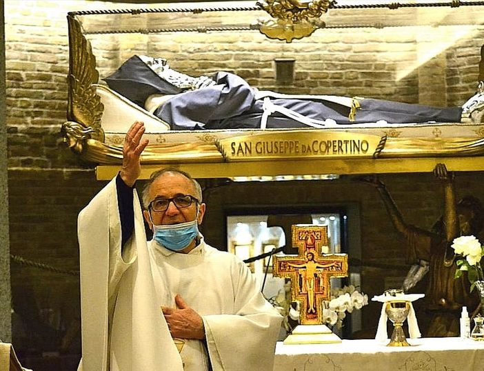 Fra Duilio Carletti del Santuario di San Giuseppe da Copertino ad Osimo, dove sono venerate le spoglie mortali del Santo patrono degli studenti Fra Duilio Carletti del Santuario di San Giuseppe da Copertino ad Osimo, dove sono venerate le spoglie mortali del Santo patrono degli studenti